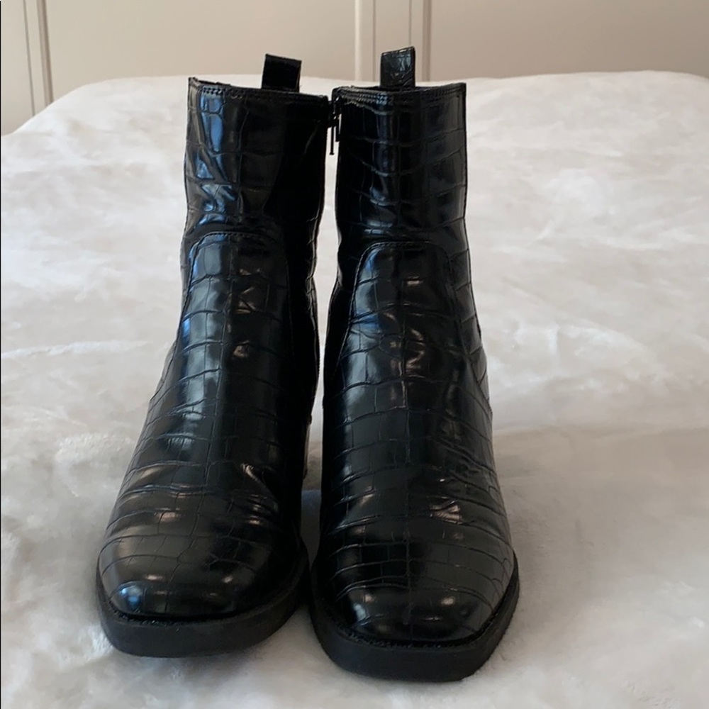 Women’s size 10 black croco boots